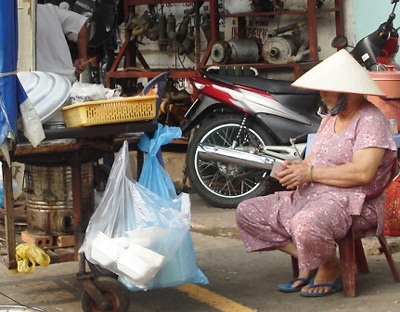 Hộp xốp đựng thức ăn… ngập phố   - 1