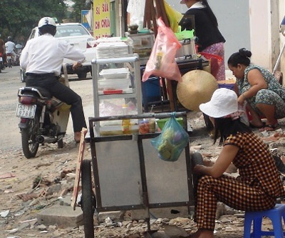 Hộp xốp đựng thức ăn… ngập phố   - 2