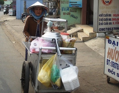 Hộp xốp đựng thức ăn… ngập phố   - 3