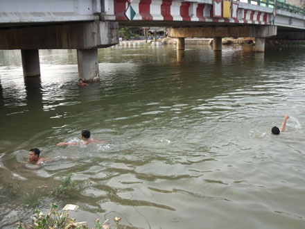 Đua nhau “phi thân” xuống dòng kênh bẩn nhất Sài Gòn - 4 Đua nhau “phi thân” xuống dòng kênh bẩn nhất Sài Gòn - 4