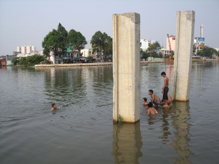 Đua nhau “phi thân” xuống dòng kênh bẩn nhất Sài Gòn - 2 Đua nhau “phi thân” xuống dòng kênh bẩn nhất Sài Gòn - 2