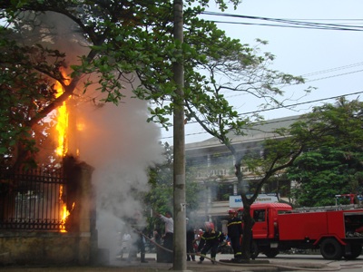 Tủ điện bốc cháy ngùn ngụt trên phố - 1 Tủ điện bốc cháy ngùn ngụt trên phố - 1