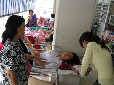 Nữ sinh lớp 8 bị bạn đánh bất tỉnh tại trường  - 1