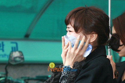 Mẹ của Choi Ji Shil khóc ngất trong tang lễ của con trai - 13 Mẹ của Choi Ji Shil khóc ngất trong tang lễ của con trai - 13