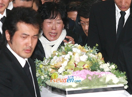 Mẹ của Choi Ji Shil khóc ngất trong tang lễ của con trai - 7 Mẹ của Choi Ji Shil khóc ngất trong tang lễ của con trai - 7