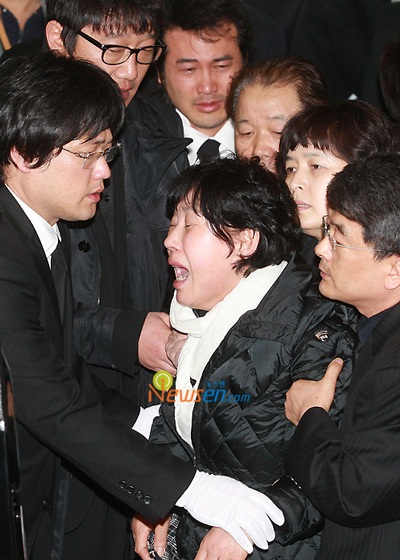 Mẹ của Choi Ji Shil khóc ngất trong tang lễ của con trai - 9