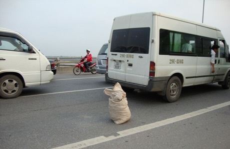 Cả trăm phương tiện “dính bẫy” nằm la liệt trên cầu Phù Đổng - 3 Cả trăm phương tiện “dính bẫy” nằm la liệt trên cầu Phù Đổng - 3