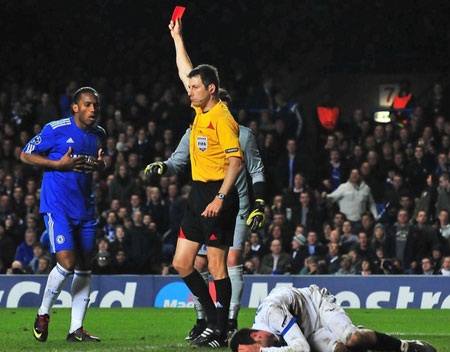 Drogba bị UEFA treo giò 2 trận  - 1