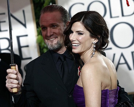 Chồng Sandra Bullock vào trung tâm điều trị sức khỏe - 3 Chồng Sandra Bullock vào trung tâm điều trị sức khỏe - 3