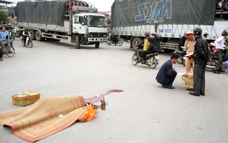 Người phụ nữ chết thảm dưới gầm xe tải - 1