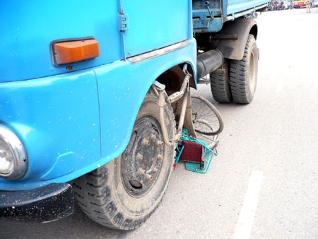 Người phụ nữ chết thảm dưới gầm xe tải - 2