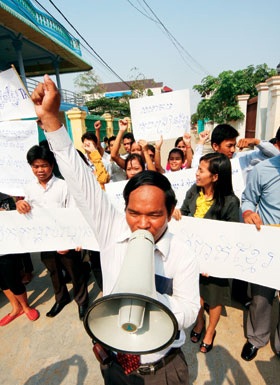 Campuchia: Kêu gọi nữ sinh không mặc váy ngắn đến trường - 1 Campuchia: Kêu gọi nữ sinh không mặc váy ngắn đến trường - 1