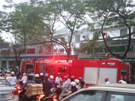 Lửa bốc cháy tại Tổng Công ty Dược Việt Nam - 5