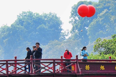 Treo máy ảnh vào chùm bóng bay để chụp Hồ Gươm - 2