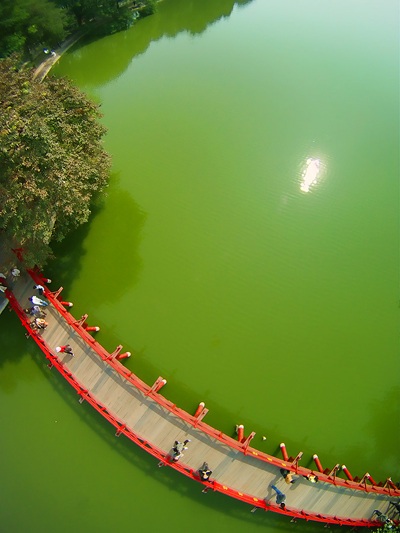 Treo máy ảnh vào chùm bóng bay để chụp Hồ Gươm - 1