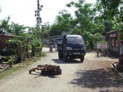 Dân chặn xe chở đất cát vì quá bụi - 2 Dân chặn xe chở đất cát vì quá bụi - 2