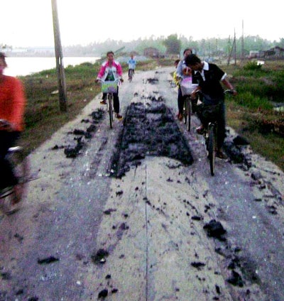 Dân chặn xe chở đất cát vì quá bụi - 1 Dân chặn xe chở đất cát vì quá bụi - 1