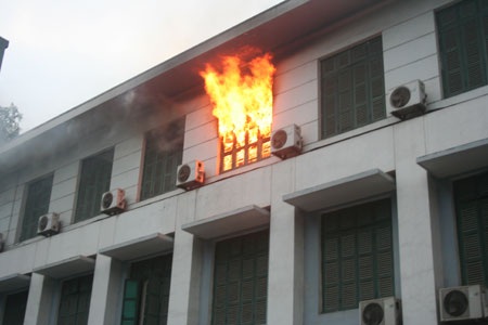 Lửa bốc cháy tại Tổng Công ty Dược Việt Nam - 1