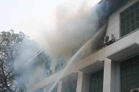 Lửa bốc cháy tại Tổng Công ty Dược Việt Nam - 2