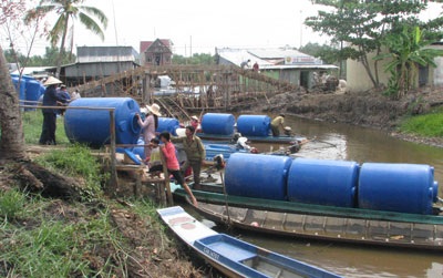 Hàng trăm hộ dân lao đao vì thiếu nước ngọt  - 3