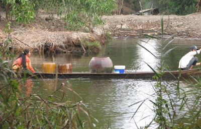 Hàng trăm hộ dân lao đao vì thiếu nước ngọt  - 1