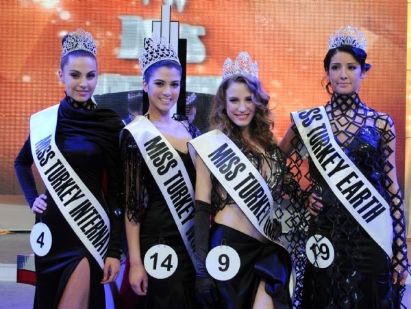 Trao vương miện cho hoa hậu Thổ Nhĩ Kỳ  - 1