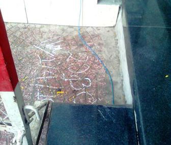 Bé gái bị điện giật chết cạnh máy ATM - 2 Bé gái bị điện giật chết cạnh máy ATM - 2