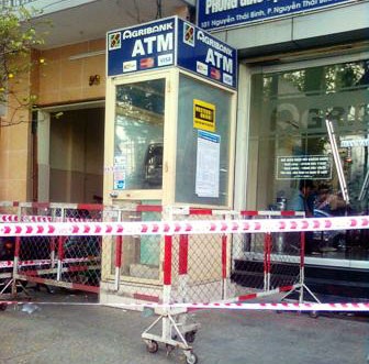 Bé gái bị điện giật chết cạnh máy ATM - 1 Bé gái bị điện giật chết cạnh máy ATM - 1