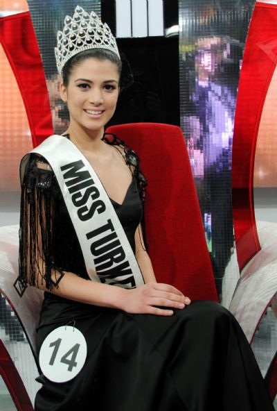 Trao vương miện cho hoa hậu Thổ Nhĩ Kỳ  - 2