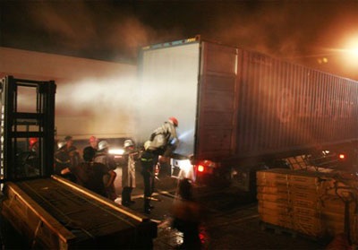 Xe container chở hàng xuất khẩu bốc cháy giữa đường  - 1