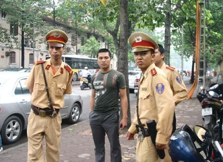 Hà Nội: Thí điểm CSGT trở lại dùng… mũ cối - 1 Hà Nội: Thí điểm CSGT trở lại dùng… mũ cối - 1