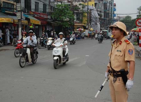 Hà Nội: Thí điểm CSGT trở lại dùng… mũ cối - 2 Hà Nội: Thí điểm CSGT trở lại dùng… mũ cối - 2