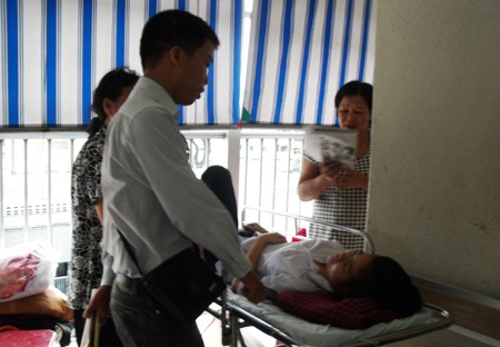 Sẽ không đuổi học hai nữ “đại ca” đánh bạn ngất tại lớp - 1 Sẽ không đuổi học hai nữ “đại ca” đánh bạn ngất tại lớp - 1