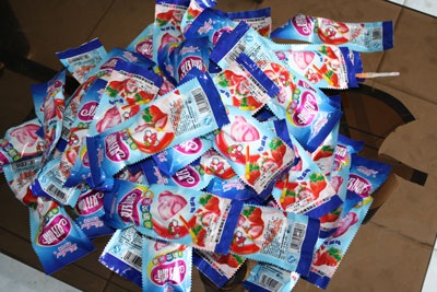 Hà Nội ráo riết “truy lùng” kẹo mút phát sáng - 2