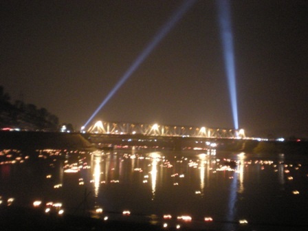 Lung linh hoa đăng trên sông nước Hàm Rồng - 9