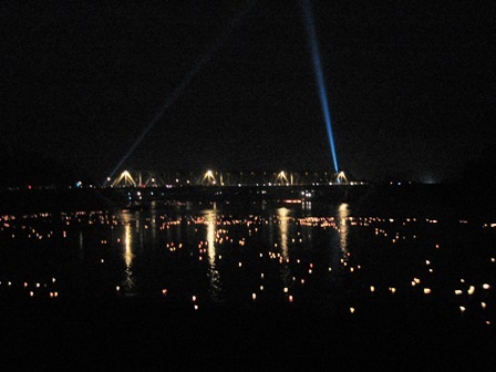 Lung linh hoa đăng trên sông nước Hàm Rồng - 11