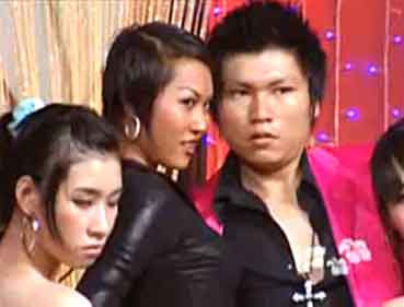 Ca từ lảm nhảm, khán giả bị “ngộ độc” tinh thần - 1 Ca từ lảm nhảm, khán giả bị “ngộ độc” tinh thần - 1
