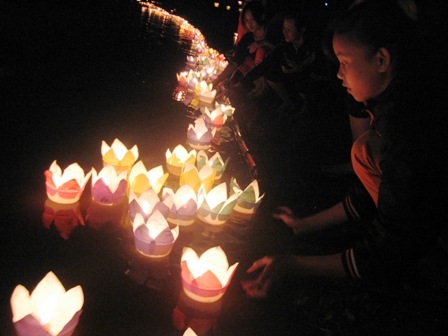 Lung linh hoa đăng trên sông nước Hàm Rồng - 2