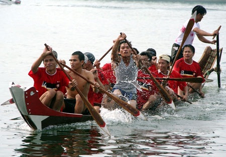 Kỳ thú xem đua trải trong… lòng hồ thủy lợi - 3