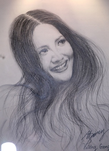 Hương Giang, Hoàng Yến bán tranh làm từ thiện - 3