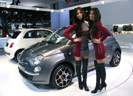 Kiều nữ Triển lãm ô tô New York - Không “thiếu vải”! - 7