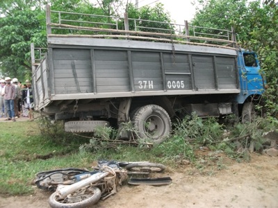 Một phụ nữ chết thảm dưới gầm ô tô tải    - 1