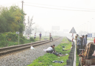 Băng qua đường sắt tiểu tiện, bị tàu cán chết - 1