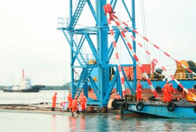 Toàn cảnh lai dắt đốt hầm dìm Thủ Thiêm số 2 - 1 Toàn cảnh lai dắt đốt hầm dìm Thủ Thiêm số 2 - 1