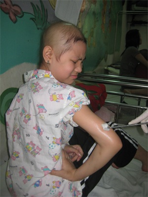 Bé gái 11 tuổi chống chọi với bệnh ung thư xương - 1