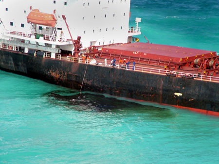 Tàu Trung Quốc mắc cạn, tràn dầu ra biển Australia - 1