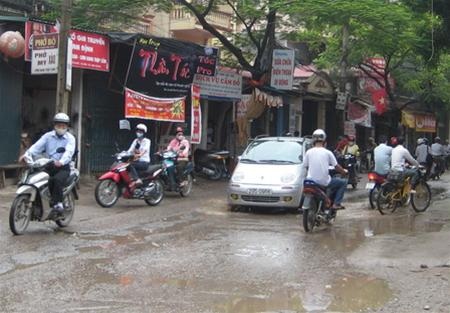 Người Hà Nội “nhăn nhó” vì mưa phùn kéo dài - 1