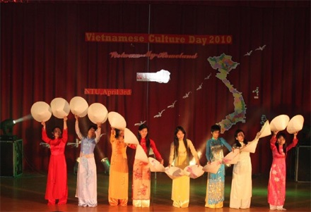 Du học sinh tại Đài Loan dự Ngày Văn hóa Việt Nam 2010 - 1 Du học sinh tại Đài Loan dự Ngày Văn hóa Việt Nam 2010 - 1
