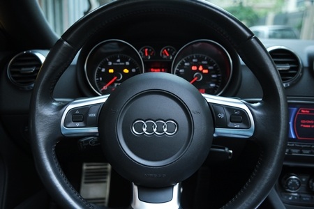 Cá tính Audi TT vàng trên phố - 10