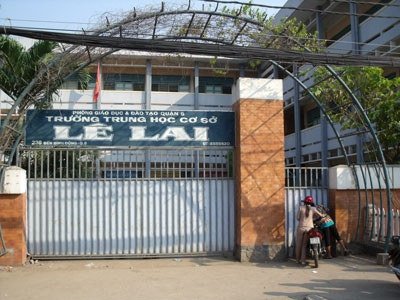Phụ huynh vào tận trường đánh học sinh để “rửa hận” cho con  - 1